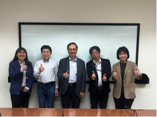 Japanese scholars visit AIROBO center